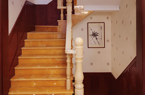 汉南中式别墅室内汉白玉石楼梯的定制安装装饰效果